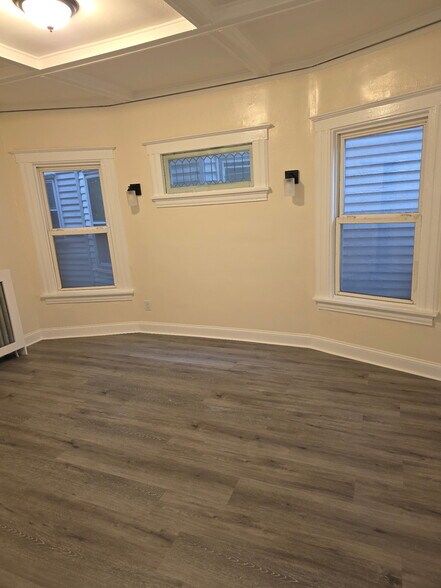 Building Photo - 212 Park Ave