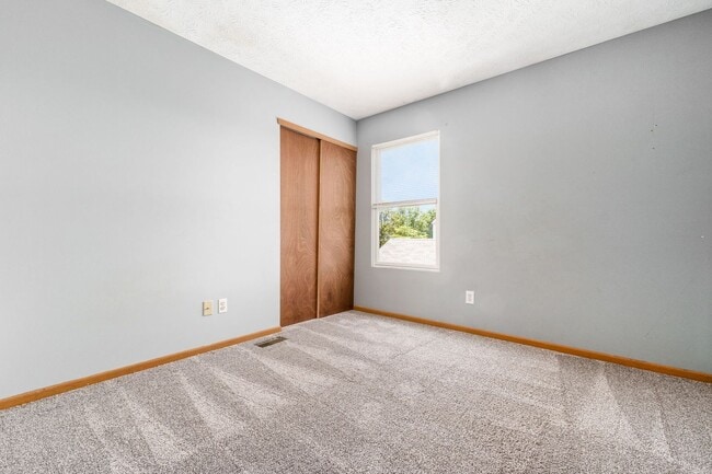 Building Photo - Spacious South Side Home with Garage!
