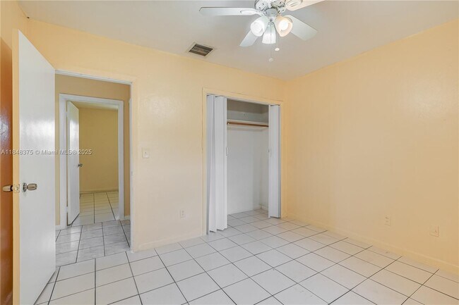 Building Photo - 5926 SW 27th St