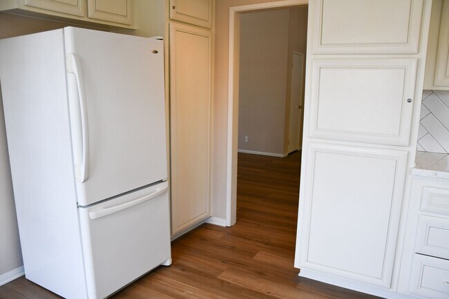 Building Photo - Newly remodeled and updated