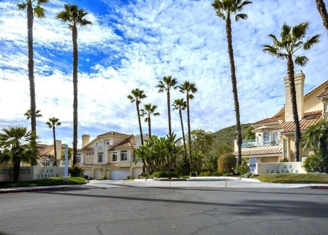 Building Photo - The perfect 3 Bed 3 bath Townhouse