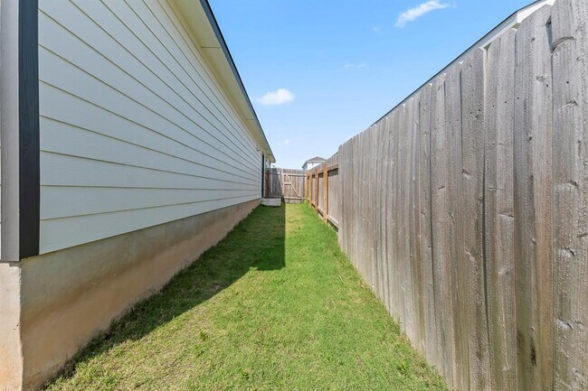 Building Photo - 617 Marty Allen Lp