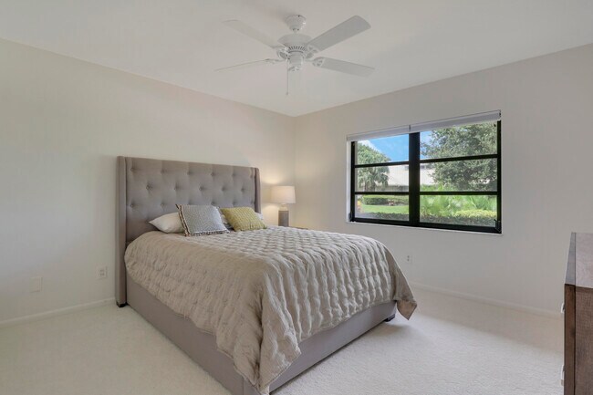 Building Photo - 5740 SE Winged Foot Dr