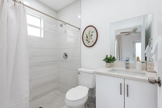 Building Photo - 408 NW 13th Ave