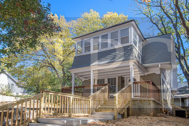 Building Photo - Renovated Home Nearby to KCMO Plaza