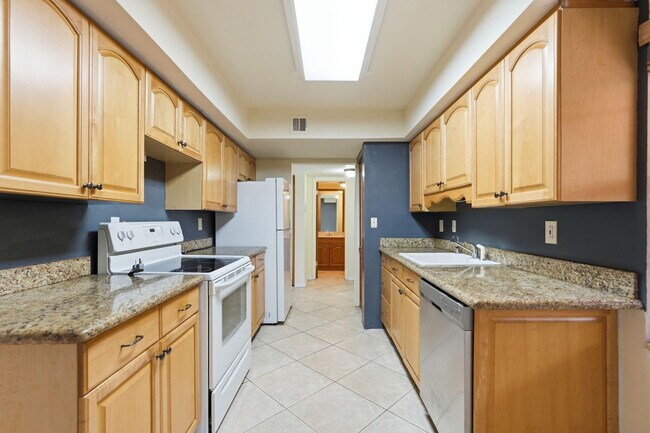 Building Photo - 430 Commodore Dr