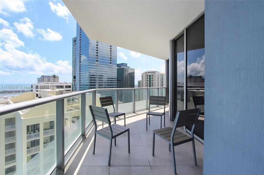 Building Photo - 1300 Brickell Bay Dr