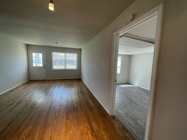Building Photo - Del City Three Bedroom - Complete Remodel!