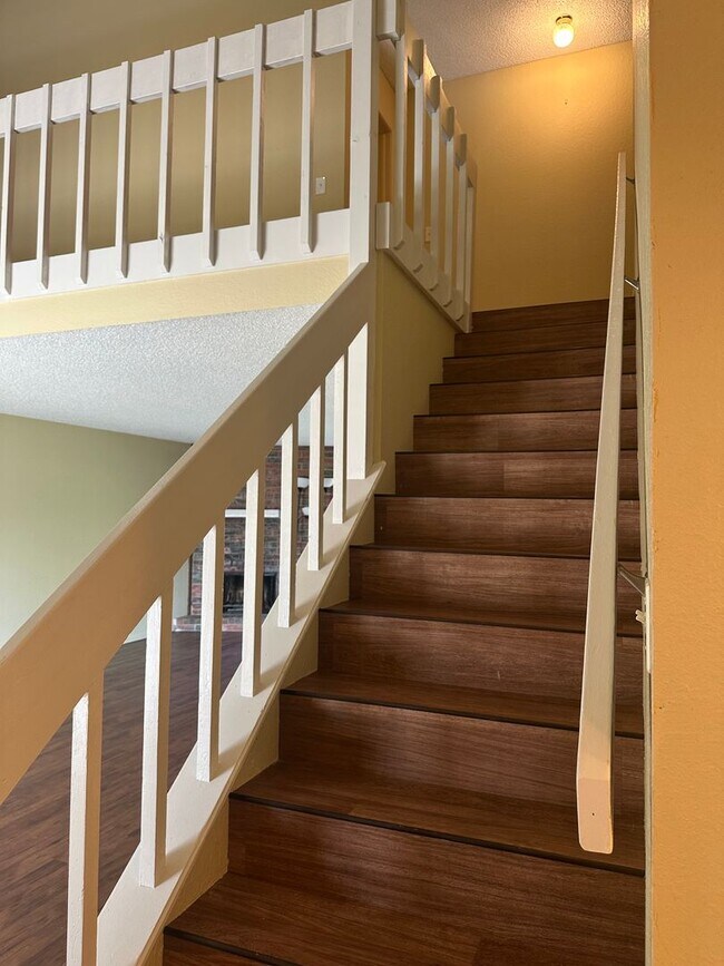 Building Photo - This duplex offers 3 spacious bedrooms, 2....