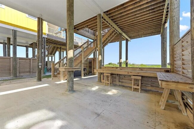 Building Photo - 1714 Texas 87-SI ID1252629P