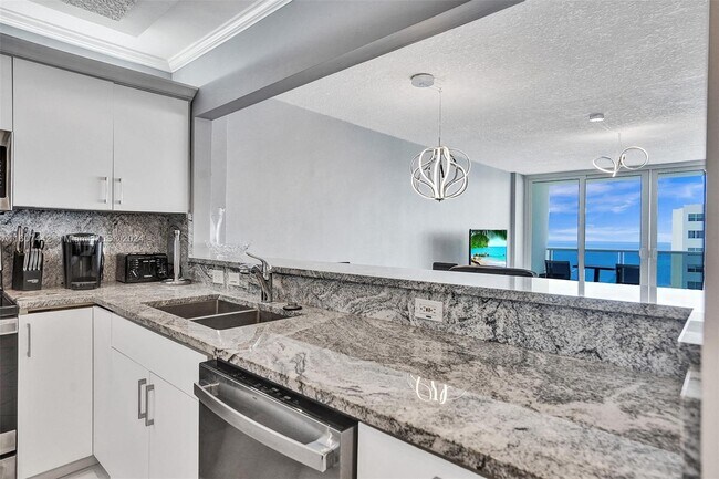 Building Photo - 3725 S Ocean Dr