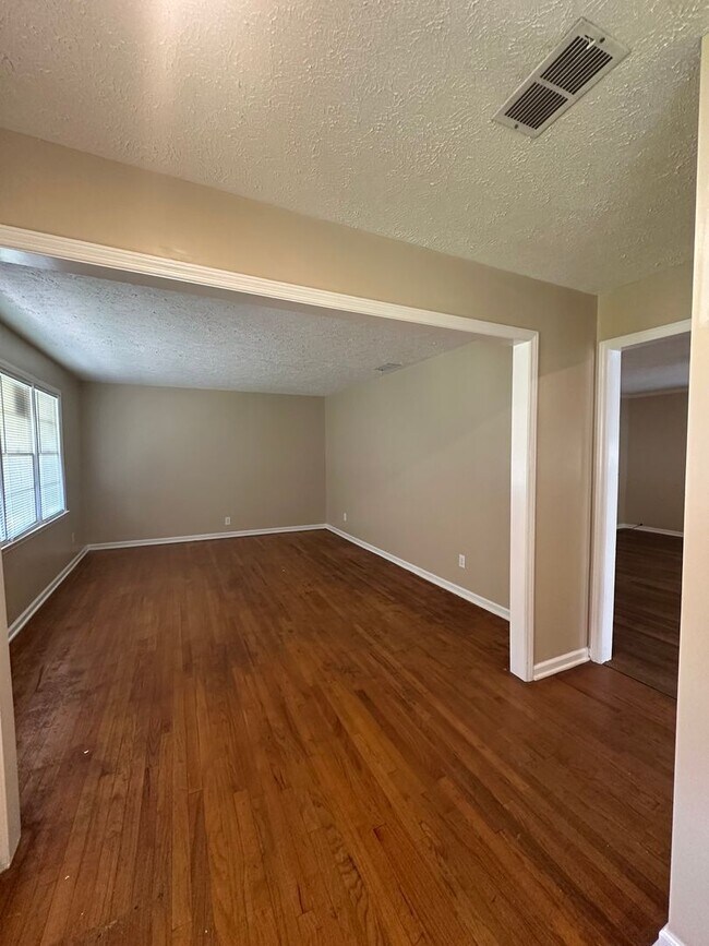 Building Photo - 4 Bed 2 Bath Brick House