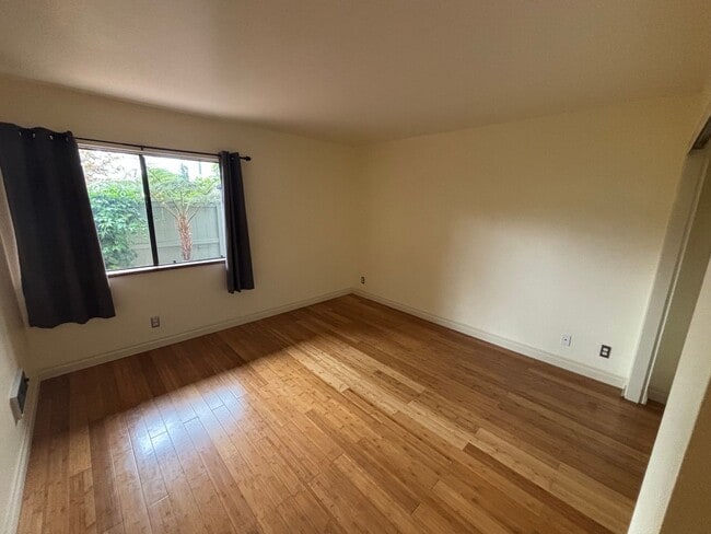 Building Photo - Charming 1 Bedroom, 1 Bathroom Unit in a S...