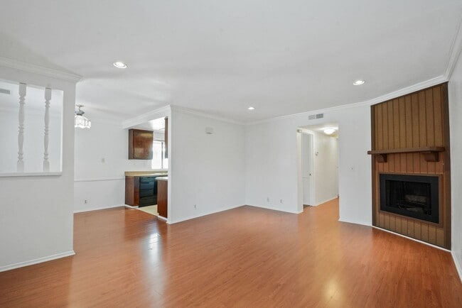 Building Photo - Available now! 2 bedroom/2 bath condo located in the Tanglewood Villas of Pomona!