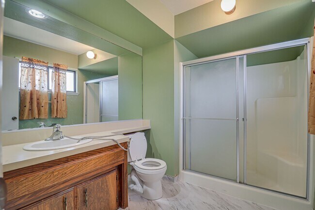 Building Photo - Great Laurelglen Home!