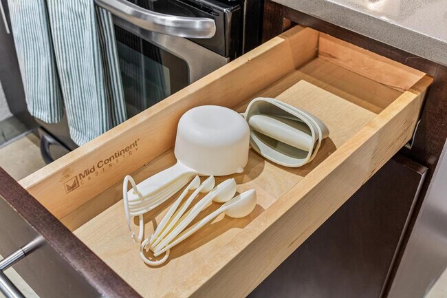 Building Photo - 301 N 7th Ave