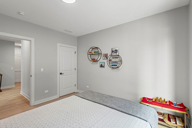 Building Photo - 6246 N Pulaski Rd