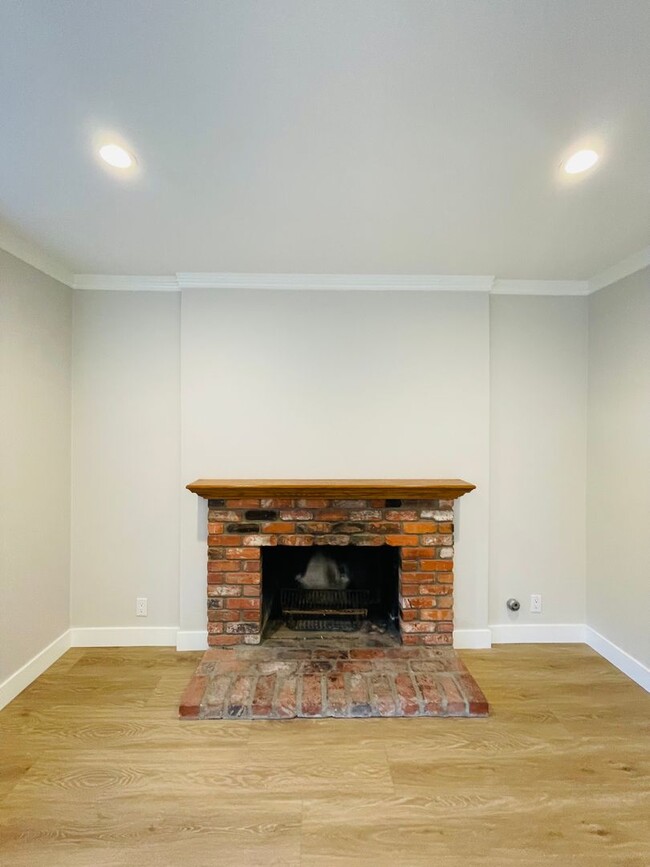 Building Photo - Amazing renovated 4 bedroom 2 full bath si...