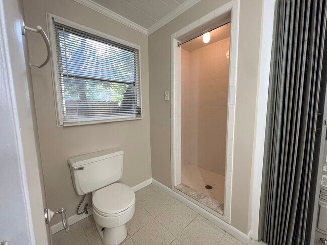 Building Photo - 2/2 House Walking Distance to Campus - Available Fall 2026! *Application Pending*