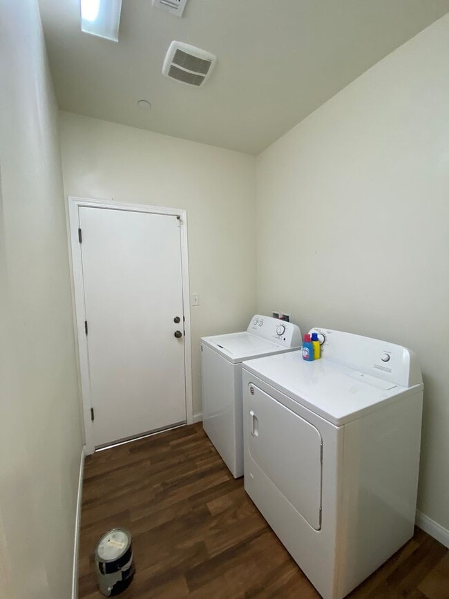 Building Photo - Affordable 3 BD 2 BA house in SE Bakersfield Near Union Ave & Berkshire Road