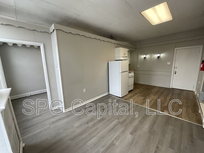 Building Photo - 8-12 Center Square