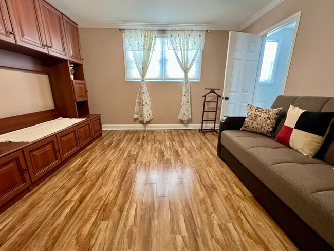 Building Photo - Gorgeous 4-Bedroom Townhome with One-Car Garage! Available NOW!