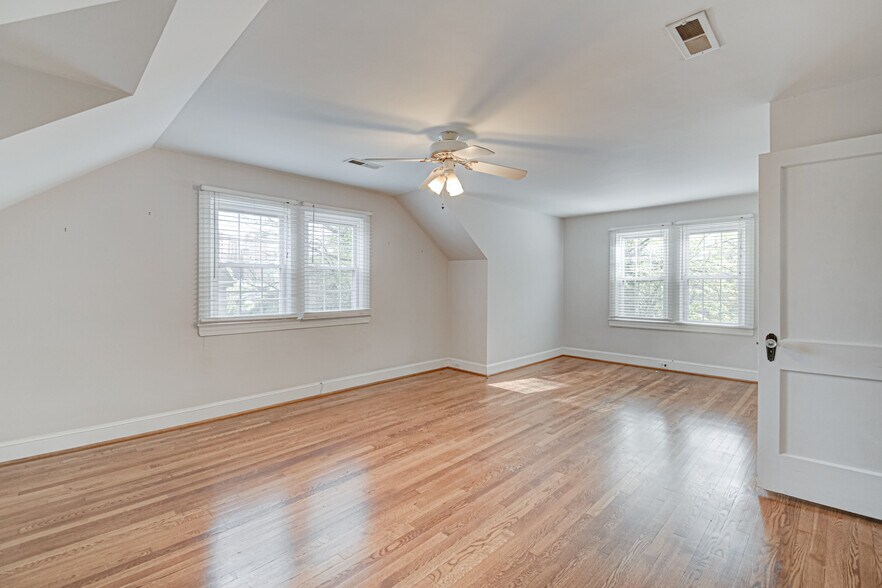 22 x 15 Master or Living Room - 1612 W 1st St