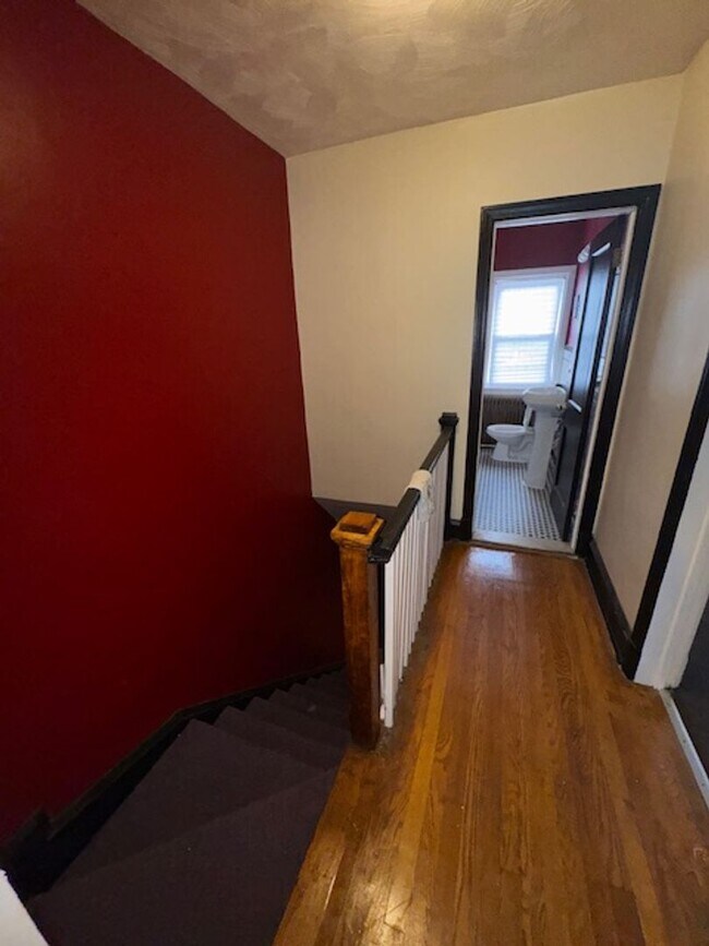 Building Photo - Charming 1 Bedroom Apt