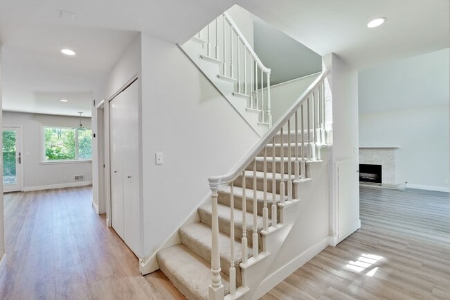 Building Photo - $8500-Mountain View  4 bedroom 3 baths in great neighborhood!