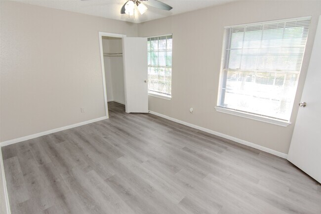 Building Photo - 1027 Montour Dr