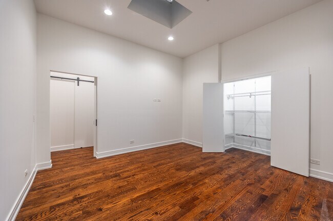 Building Photo - 2500 W Chicago Ave