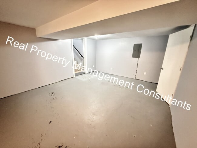 Building Photo - Updated 4 Bedroom, 2 Bath Home with Spacio...