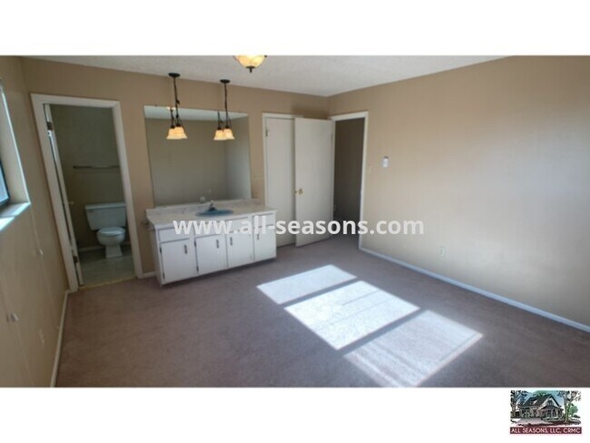 Building Photo - Charming multi-story duplex unit, nestled ...