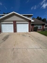 Building Photo - 1591-1593 N Doulton Dr