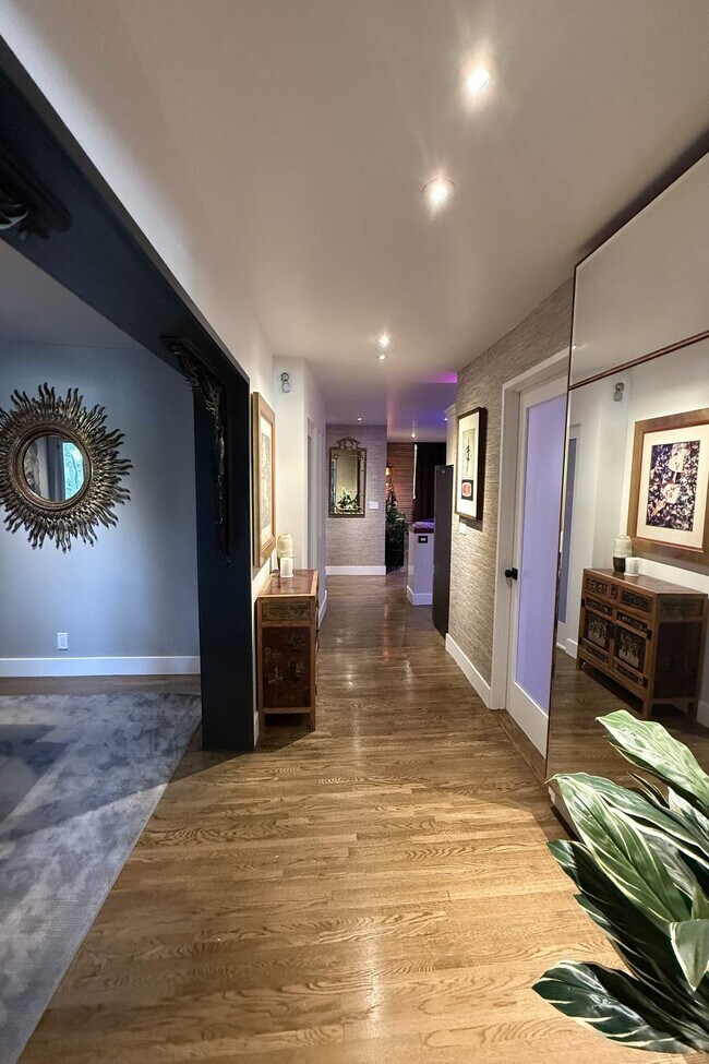 Building Photo - 2066 Glencoe Way