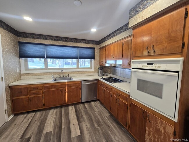 Building Photo - 10 Chestnut Dr