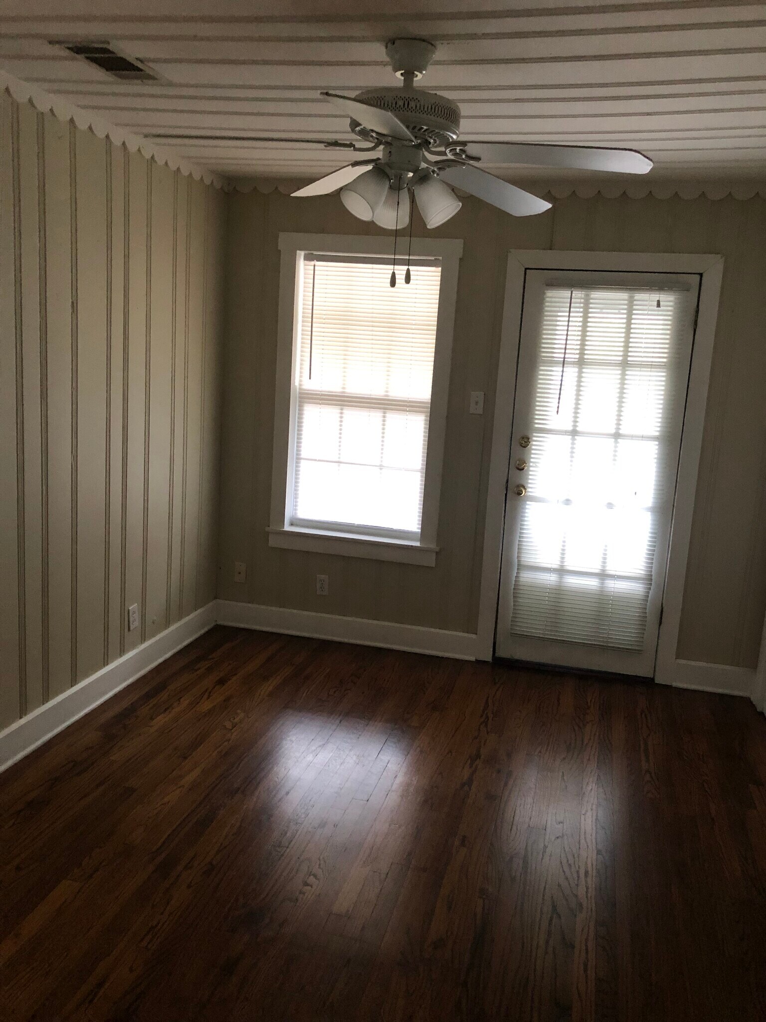 Building Photo - 1523 Owasso St