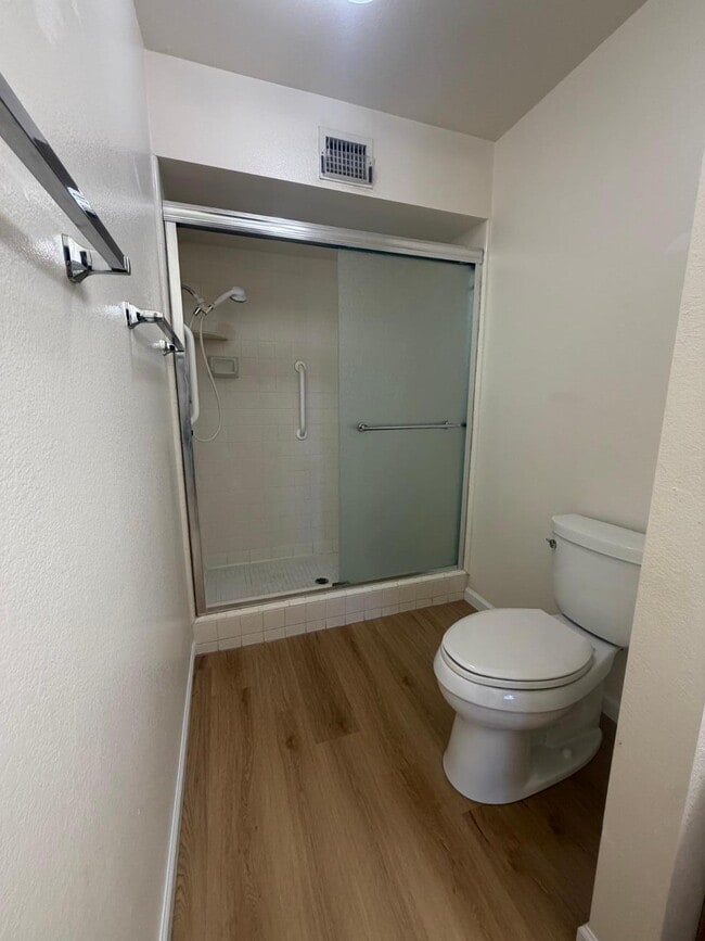 Building Photo - 520 S Greenfield Rd