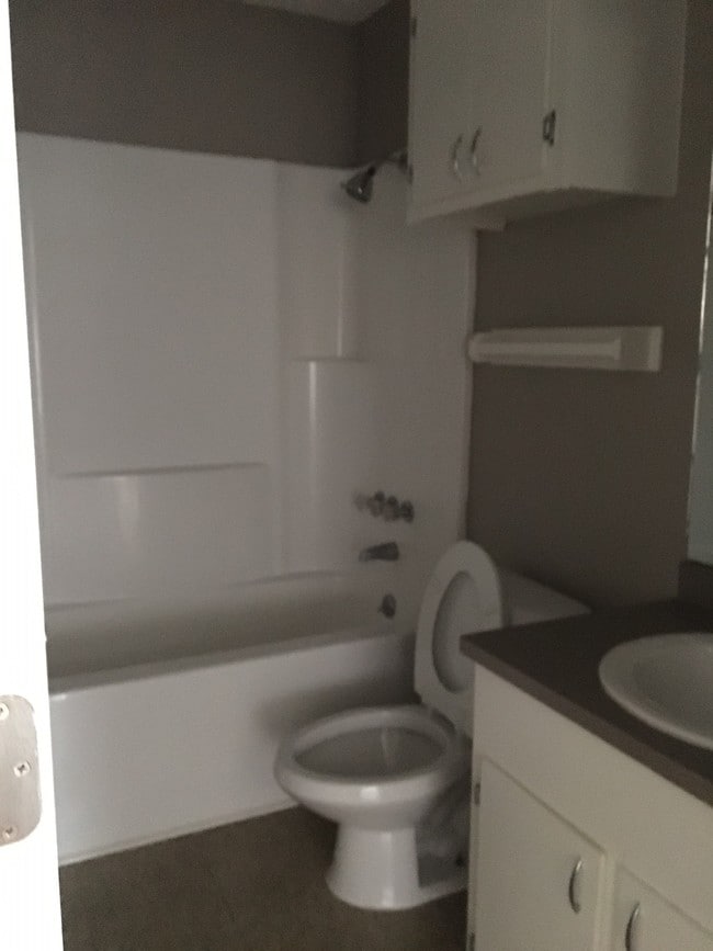 Full Bath - 6670 Rose Ln