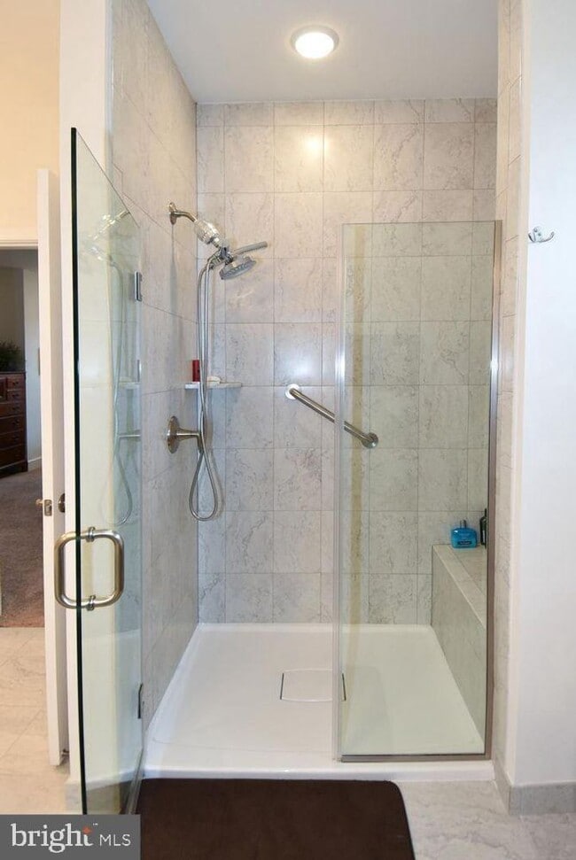 Building Photo - 4-Level Furnished townhome!