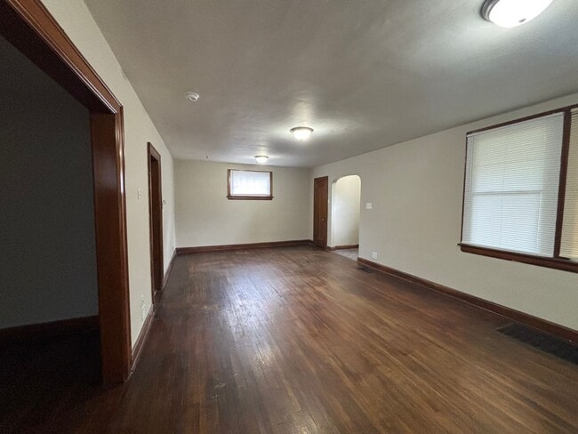 Building Photo - 516 Wrexham Ave