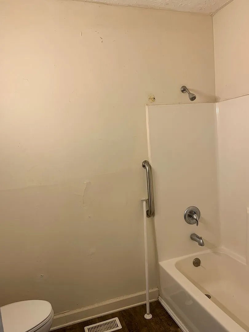 Building Photo - 404 Young St