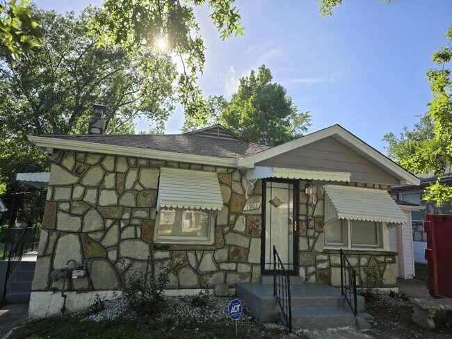 Building Photo - UPDATED 2 Bed 1 Bath  Home with Finished Lower Level & Spacious Backyard in Normandy School District