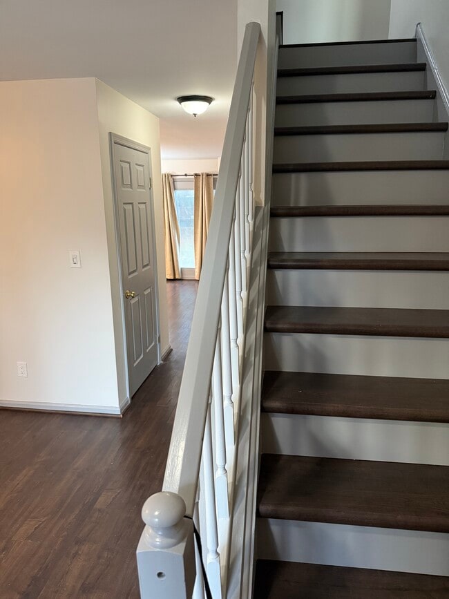 Building Photo - 1002 N Glen Dr