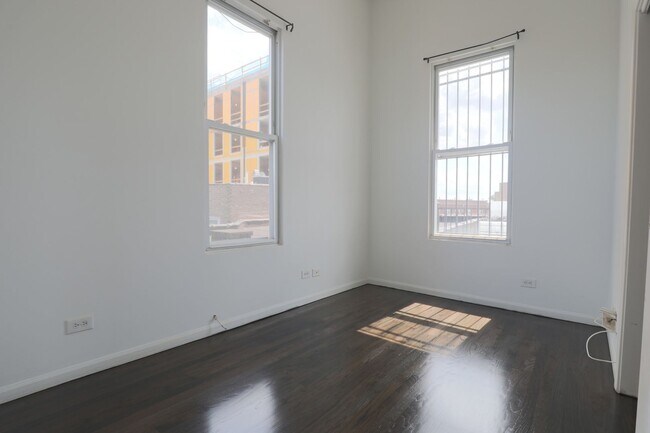 Building Photo - 3328 N Clark St