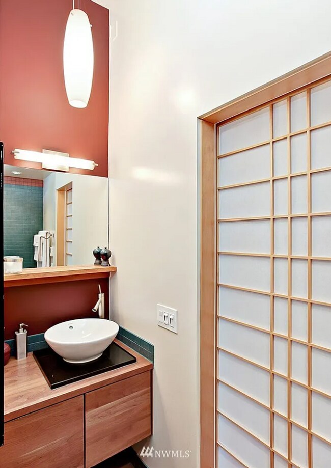 Building Photo - Capitol Hill 2-bedroom Condo