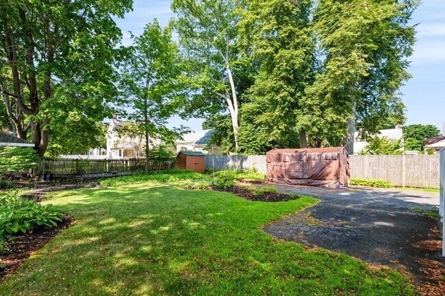 Building Photo - 37 Thorndike St