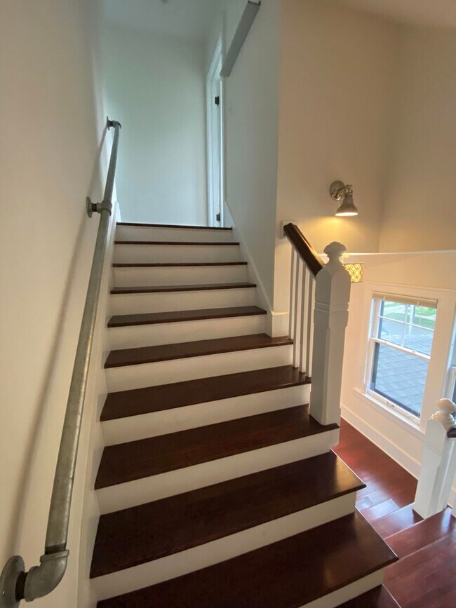Building Photo - Charming 3-Bedroom, 1 1/2 Bath Upper Duple...