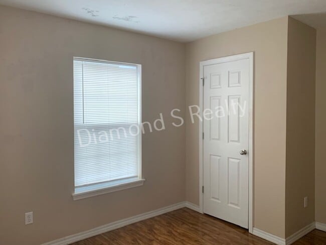 Building Photo - 3 Bedrooms / 1 Bath!  Cute and Charming Home Available Early May!