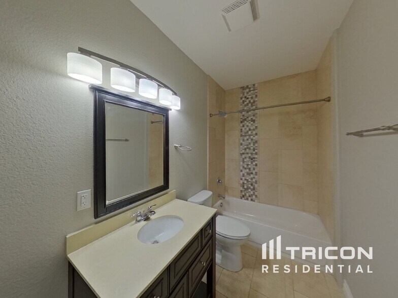 Building Photo - 6697 Cottonwood Tree Dr